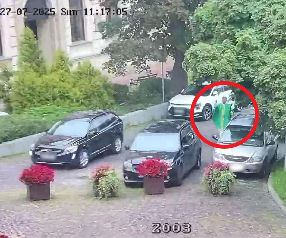 Ksiądz poświęcił auta zaparkowane na zakazie. Służby nie zdążyły z interwencją. „Cud patrona kierowców”