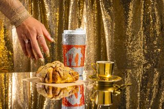 Kawa na wynos… do domu. Polacy zamawiają dwa razy więcej kawy w dostawie niż przed rokiem