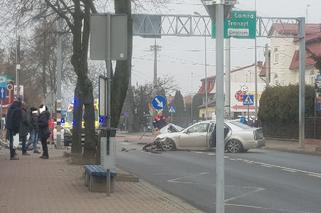 Wypadek pod Warszawą: PIJANY kierowca wysiadł z auta i UCIEKŁ! W środku zostawił...