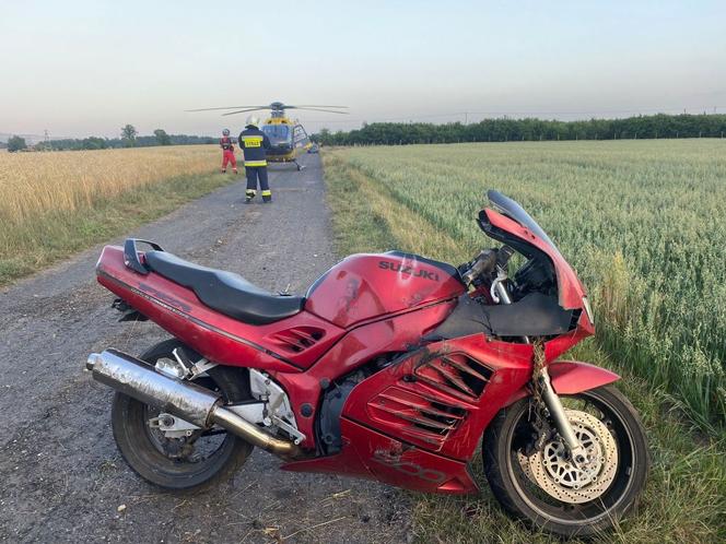 Poważny wypadek motocyklisty w gminie Rusiec. Pojazd kilkukrotnie koziołkował