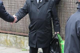 Jarosław Kaczyński sam niesie ogromną torbą z dyskontu! Co w niej ma?! Jego limuzyna pognała na Nowogrodzką 