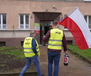 Protest rolników 4 kwietnia w Olsztynie. Strajkujący zostawili ministrowi Kulaskowi butelkę z nawozem