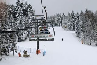 Niewielka wieś w Małopolsce już za chwilę będzie pękać w szwach. Czekają na narciarzy 