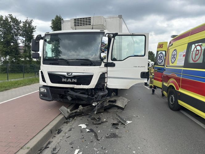 Zderzenie osobówki i ciężarówki w Dąbrówce-Ług. Jest jedna osoba poszkodowana