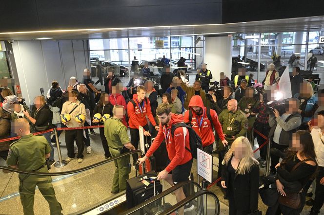 Kibice w szoku! Czekali na siatkarzy, a tu nagle wyszli polscy złoci medaliści