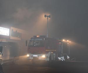 Pali się supermarket Intermarche w Górze. Pożar trawi go od kilku godzin