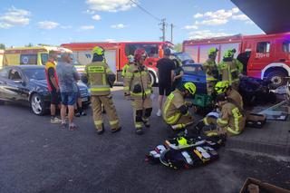 Młody kierowca zakończył manewr wymijania w sklepie