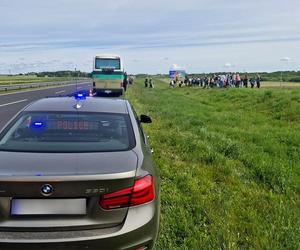 Niepełnosprawne dzieci spod Świecia utknęły na autostradzie A1 w drodze nad morze. Kierowca wysadził je na poboczu