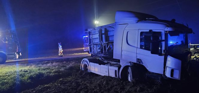 Wypadek na "szesnastce". Matka z dzieckiem w fordzie i tragiczny finał