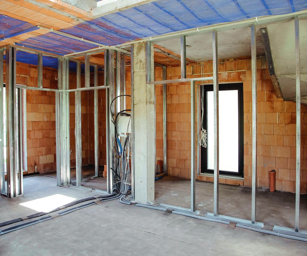 Chcesz podzielić duży pokój na dwa mniejsze? To prostsze niż myślisz! Zobacz nasz poradnik, jak samemu zbudować ściankę działową