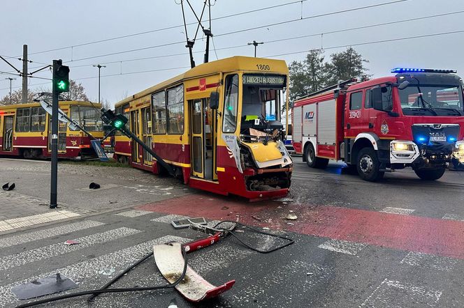 Łódź. Wypadek na skrzyżowaniu Aleksandrowskiej z Rydzową. Tramwaj zderzył się z ciężarówką [ZDJĘCIA].