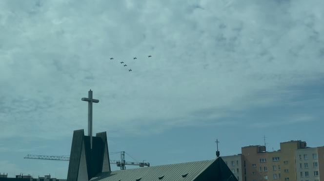 Samoloty w szyku bojowym latają nad Warszawą. Co się dzieje?!