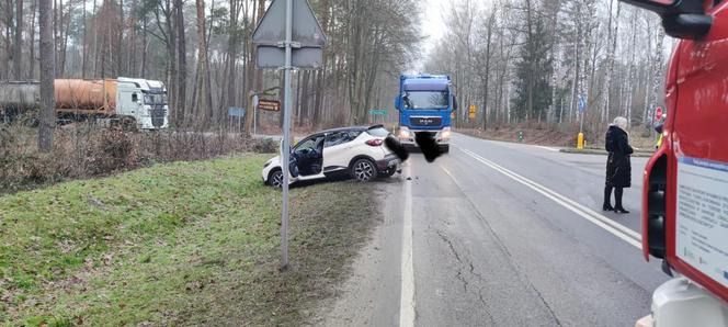 Wypadek na drodze krajowej. Zderzyły się ze sobą cztery pojazdy