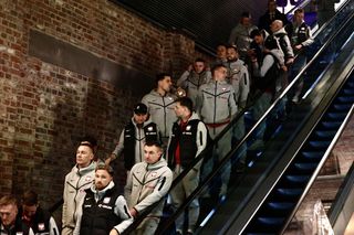 Casha otoczony przez wianuszek fanek