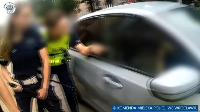 Wrocław. Policjanci rozbili szybę i siłą wyciągnęli 45-latkę z BMW. Nie chciała wysiąść [ZDJĘCIA].
