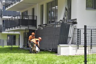 Warszawa: SZOKUJĄCY wypadek na Białołęce. Balkon runął na robotnika! [GALERIA][WIDEO]