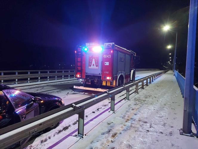 Starachowice. Zderzenie kilku samochodów na wiadukcie