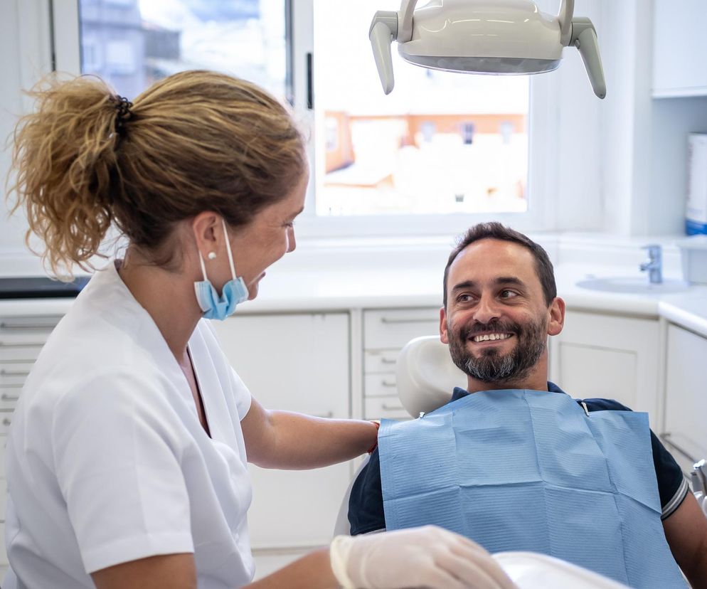 Dbasz o zęby, a one i tak się psują? Dentystka wyjaśnia, czy winne mogą być geny