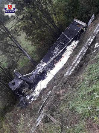 TIR spłonął niedaleko Lublina. Kierowca wjechał na skarpę