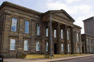 Zostawiła córkę samą w domu i poszła do pubu. Dziewczynka konała w męczarniach