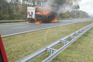 Duże straty po pożarze naczepy na S5 koło Leszna i długi paraliż drogi
