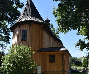 Uchodzi za jedną z najpiękniejszych wsi w Małopolsce. Zamieszkał w niej pustelnik