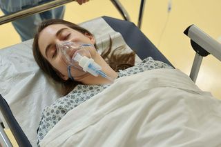 Złoty chłopak. Czy Suna umrze? Tragedia po ataku Abidina na rezydencję Halisa! 