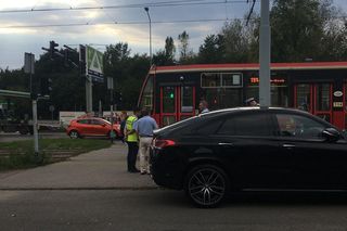 Niebezpieczny wypadek w Bytomiu. Seniorka wpadła pod tramwaj. Ruch został wstrzymany