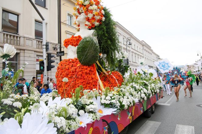 Parada Syrenki 2025 przeszła ulicami Warszawy. Na trasie 20 barwnych platform