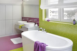Seledynowo-fioletowa łazienka z wanną