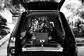 Mężczyzna zmarł na pogrzebie. Żałobnicy nie wiedzą, kim był. Ksiądz kontynuował nabożeństwo