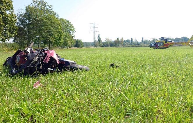 Koszmarny wypadek motocyklisty. Wyprzedzał na skrzyżowaniu