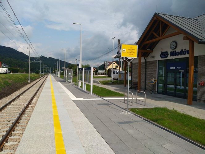 Nowe perony i infrastruktura kolejowa na "kryniczance" w Dolinie Popradu