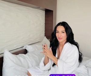 Justyna Steczkowska chwali się nagraniem z łóżka. Jej ciało zakrywa tylko szlafrok!