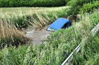 Wypadek w powiecie strzelińskim: Volkswagen wypadł z drogi i wpadł do rzeki