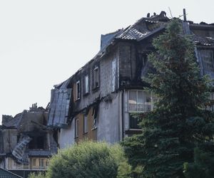  Zniszczenia bloku mieszkalnego po pożarze w Ząbkach
