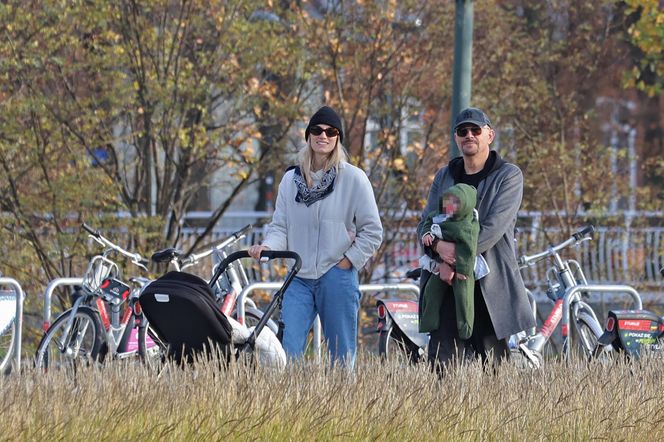 Krzysztof Ibisz z rodziną na spacerze