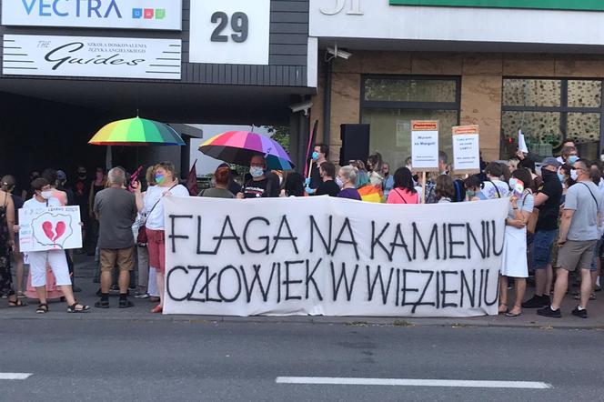 Nasi tam byli! Protest w obronie aktywisty LGBT Michała Sz. pod biurem Ziobry w Kielcach