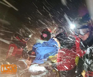 Ratownicy sprowadzają dwóch turystów z Babiej Góry. Noc spędzili w jamie śnieżnej