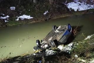 Trzciana. Osobówka wpadła do przydrożnego potoku. Kierowcę w ciężkim stanie przewieziono do szpitala