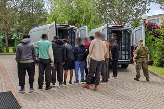12 nielegalnych migrantów z Somalii w jednym aucie na Podlasiu! Kierowca porzucił pojazd i zaczął biec