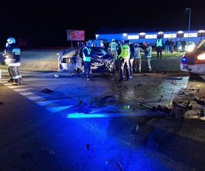 Poważny wypadek pod Kaliszem. Dwie osoby zakleszczone w pojazdach 