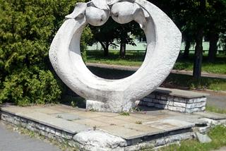 Relikt PRL-u: rzeźba na Piłsudskiego 100