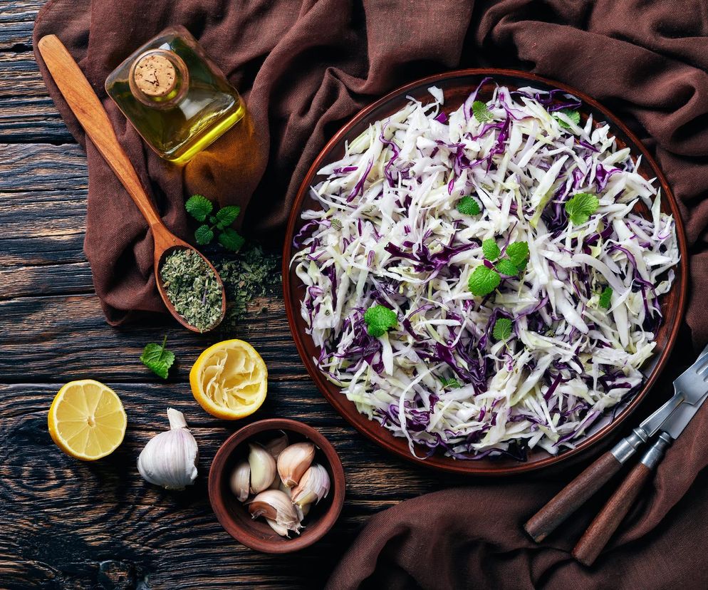 Zamiast coleslawa wybierz salatet malfouf. Idealnie chrupiąca libańska surówka