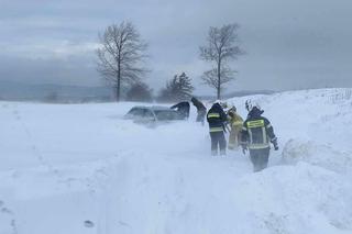 Śnieg zasypał auto 