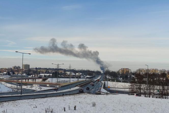 Kłęby dymu nad Krakowem! Pożar na ul. Malborskiej. Co się pali?