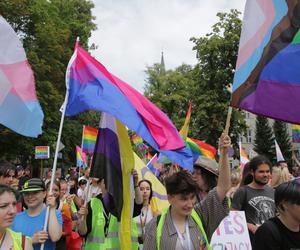 Marsz Równości w Olsztynie 2022. Wielobarwna parada przeszła ulicami miasta [ZDJĘCIA]