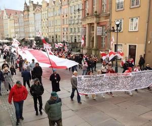 Dwa narody z flagami w tych samych barwach. Gdańsk solidarny z Białorusią 