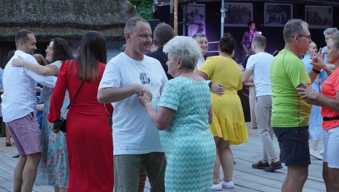 Sielanka na parkiecie w Muzeum Wsi Lubelskiej pod gołym niebem! Za nami kolejna potańcówka w rytmie miejskiego folkloru z Warszawy i Lwowa