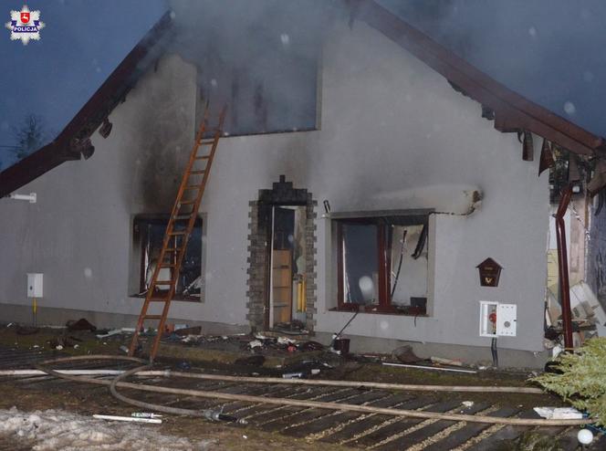 Wybuch gazu w Podedwórzu. Eksplozja ROZSADZIŁA dom! W środku była matka i dzieci [ZDJĘCIA]